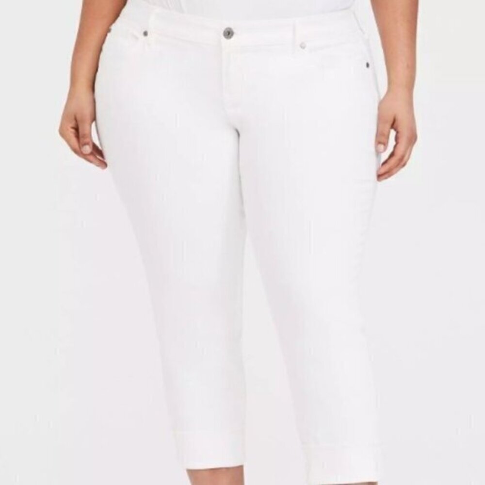 4 for $25 NWT 🤍 Torrid Crop Boyfriend Jeans – Vintage Stretch 🤍 Size 26